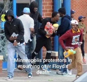 Afroamericanos robando y saqueando comercios y establecimientos en Estados Unidos