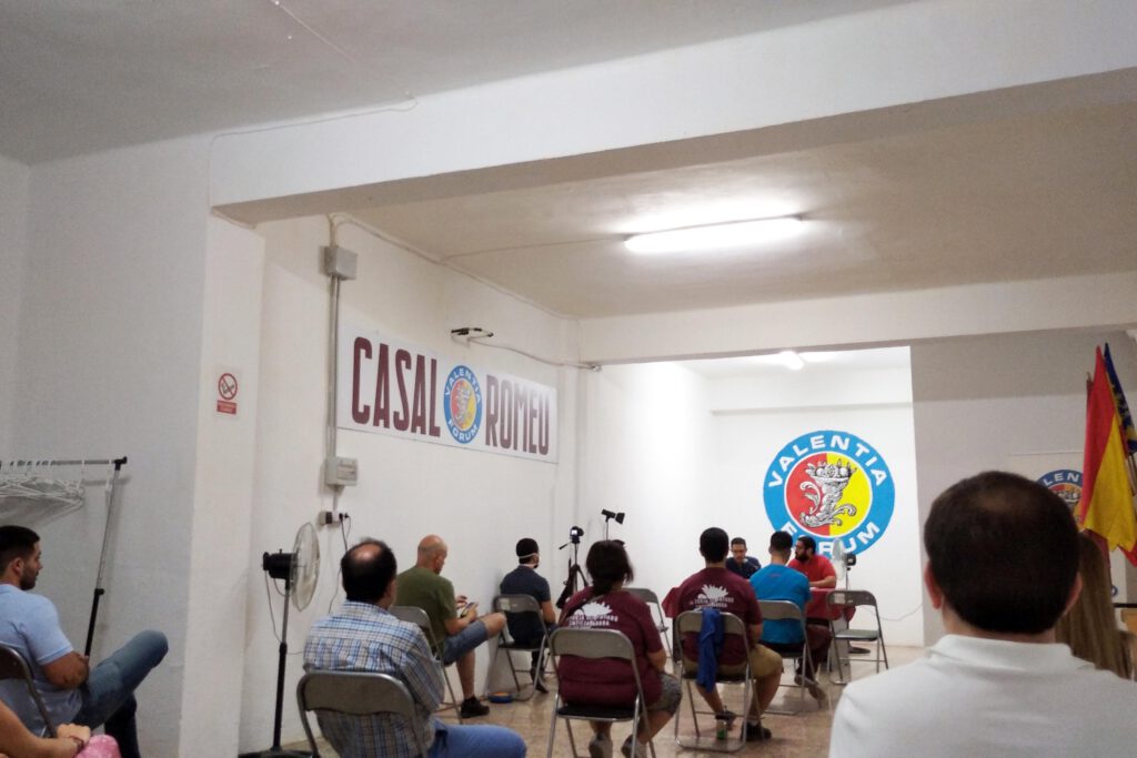 Conferencia Alex Esteve en el Casal Romeu de Valentia Forum hablando de futuro del valencianismo con un grupo de personas